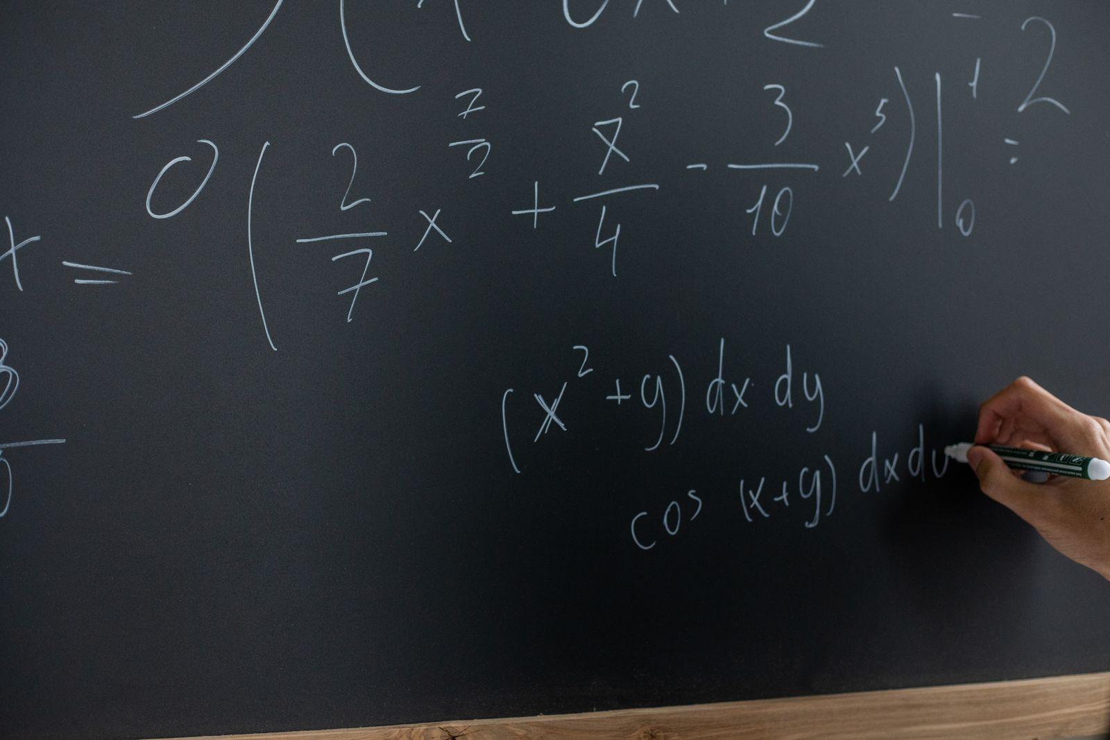 Karatahtada matematik sorusu çözümü