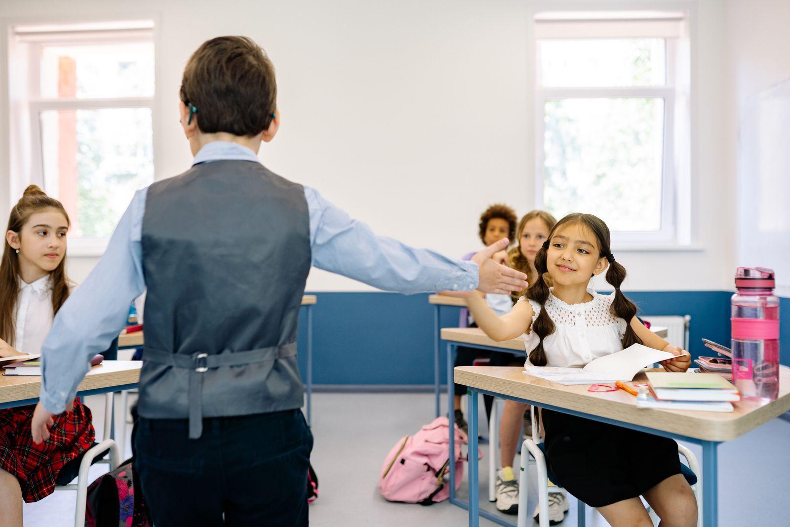 Sınıfta öğretmen eşliğinde ders çalışması